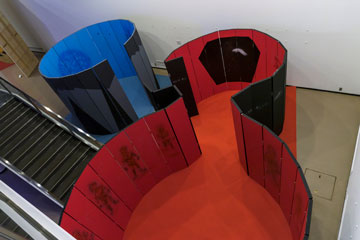 染まれない世界染まる自分　META 2021年制作　2100×450mmパネル39枚のインスタレーション