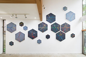 look for the silver lining　 eitoeiko-東京　2020年制作　六角形パネルのインスタレーション