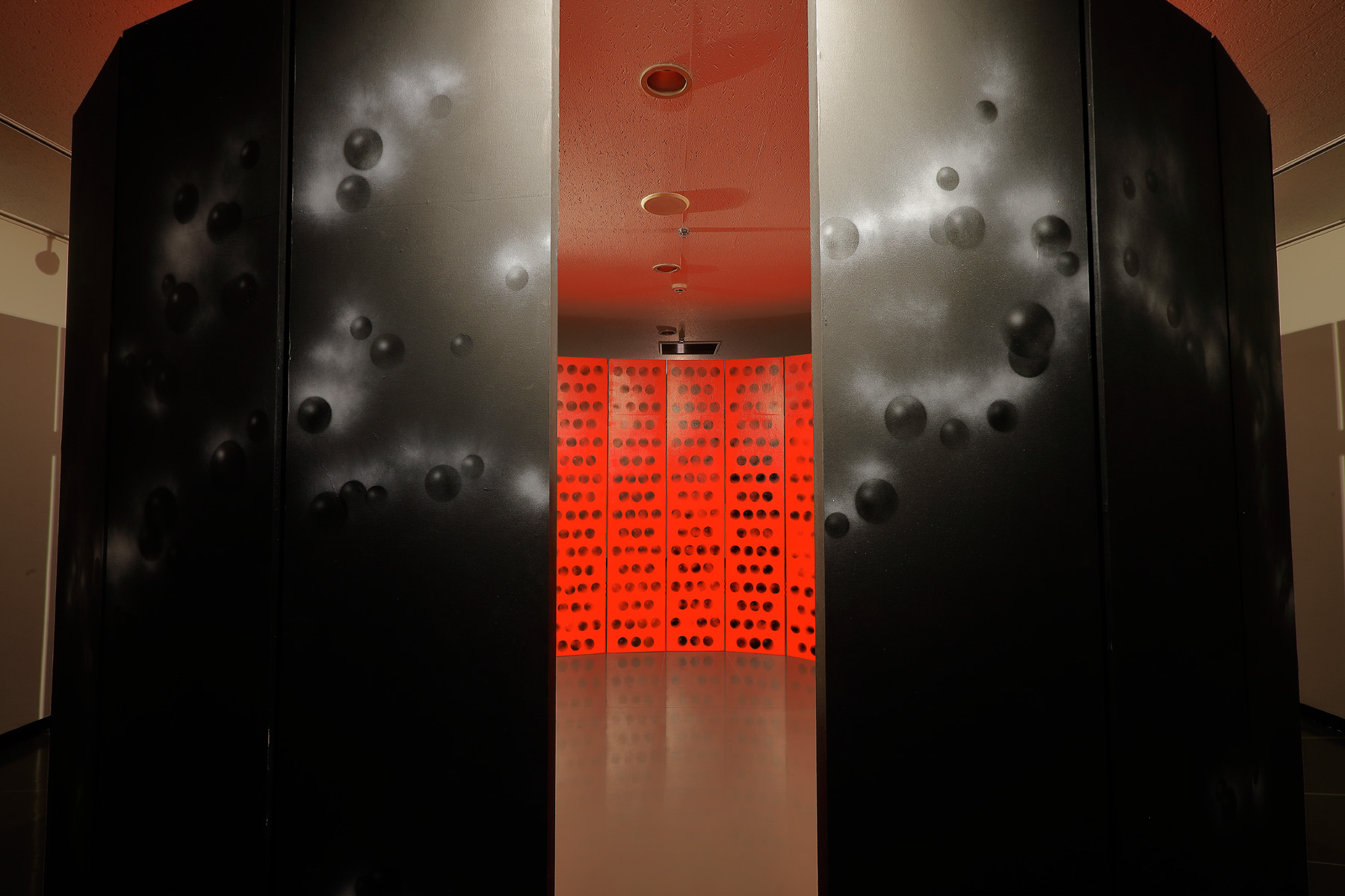 カオスとコスモス（2470×450㎜のパネルを26枚で円環状に屏風型に構成）片面 2470×11170mm　2019年制作