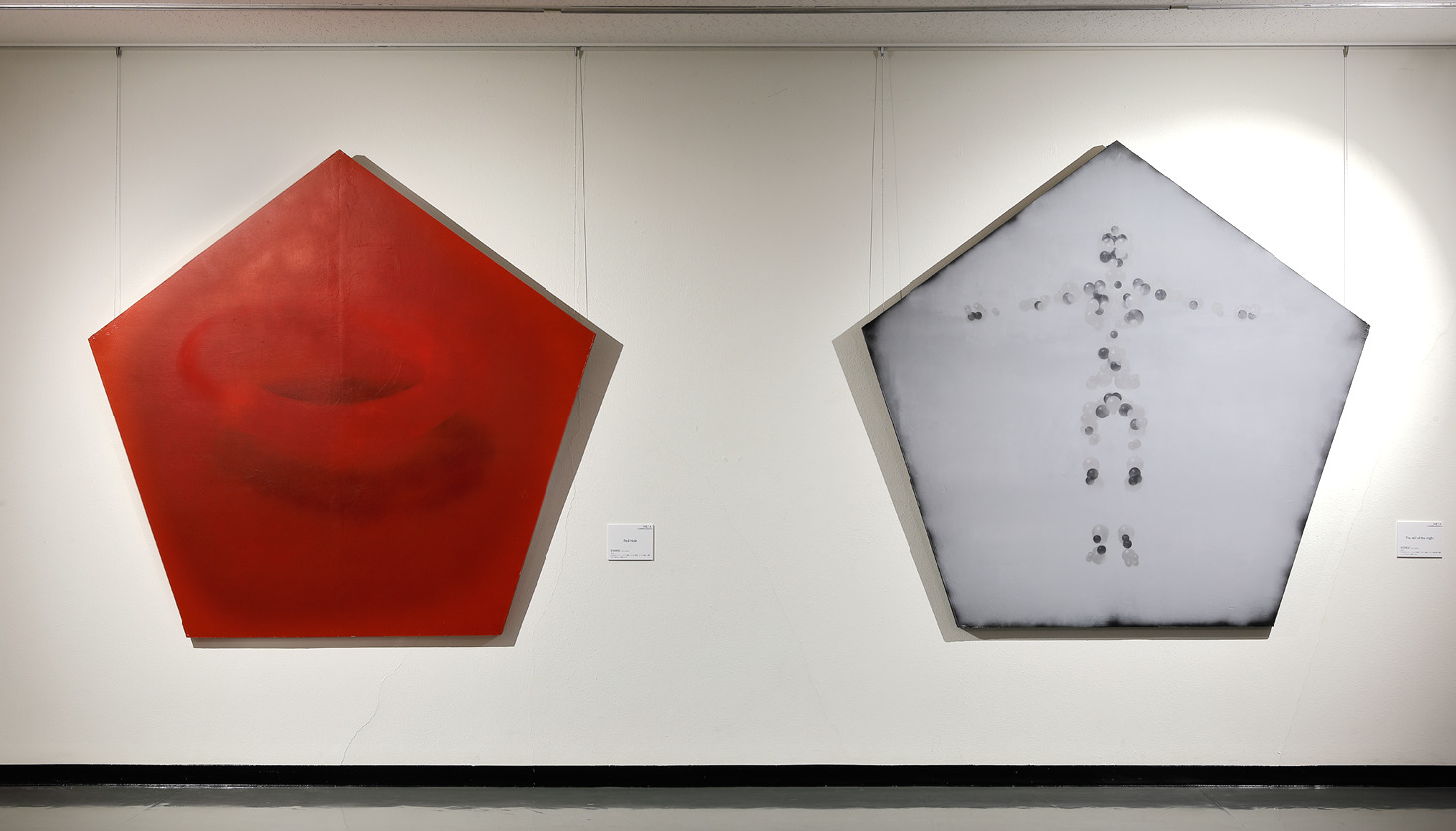 Red hole 1760×1820mm（五角形） 2019年制作　The still of night 1760×1820mm（五角形） 2019年制作