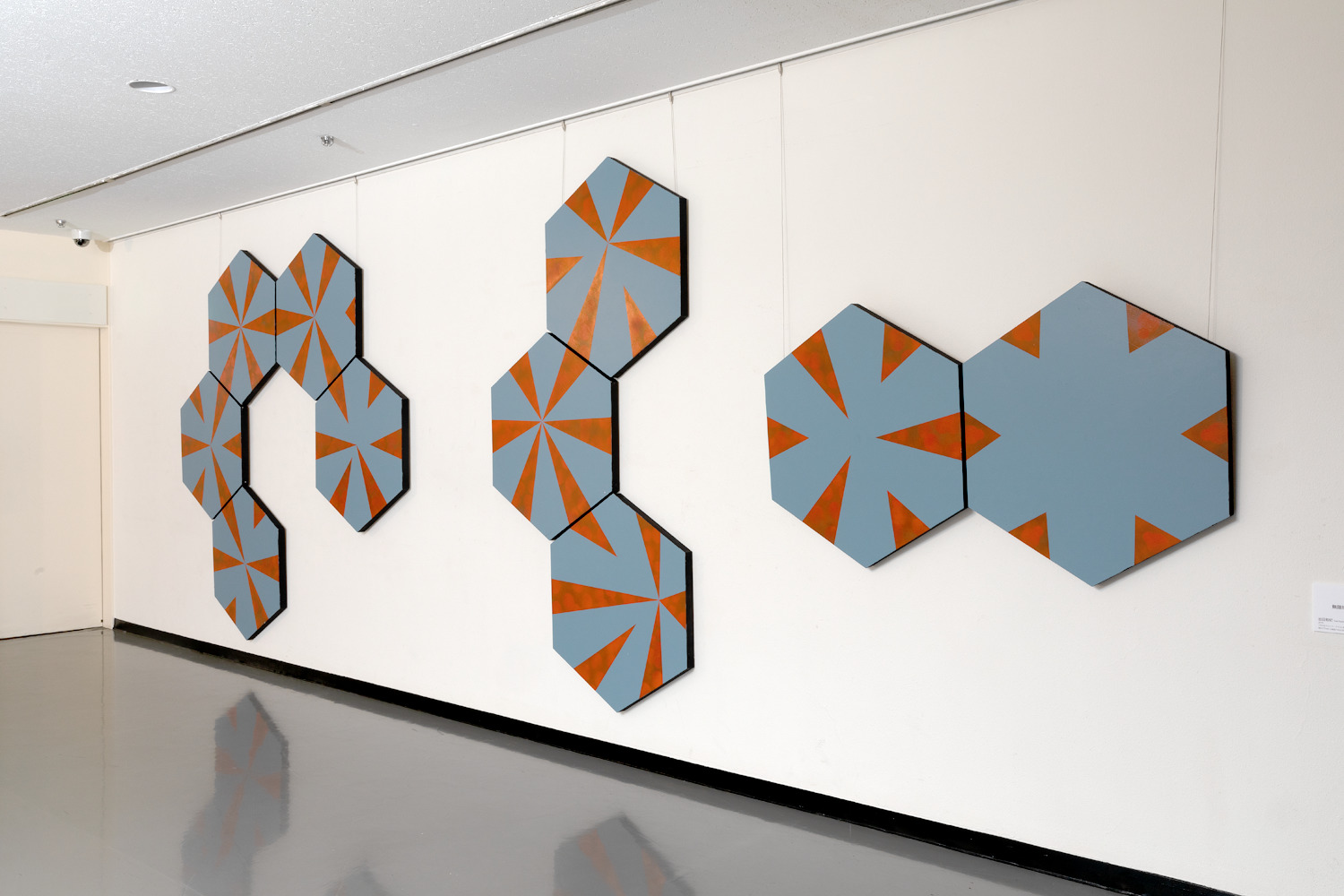 無限増幅と反復　2019年制作　900×780㎜（六角形）のパネル10枚構成　2019年制作