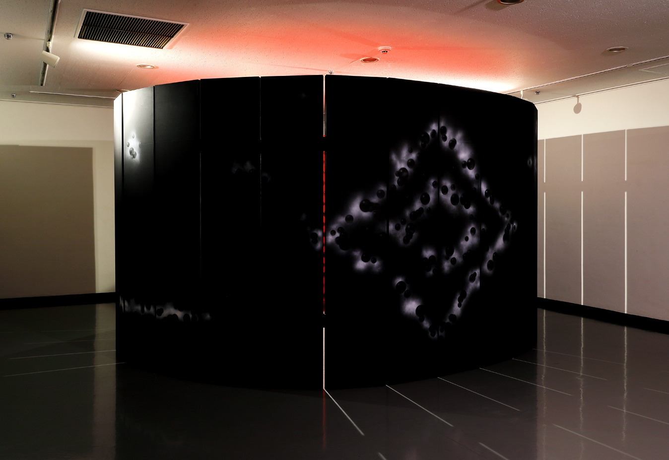 カオスとコスモス（2470×450㎜のパネルを26枚で円環状に屏風型に構成）片面 2470×11170mm　2019年制作